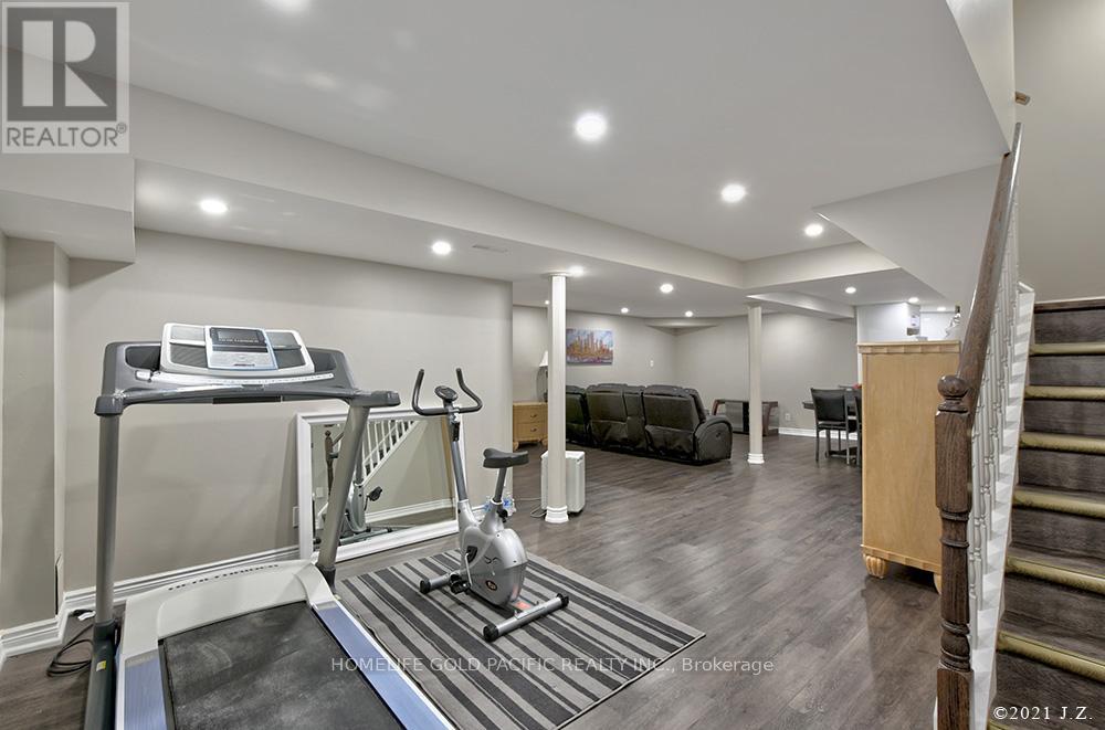 Photo 33 of 48 Havagal Crescent, Markham ON