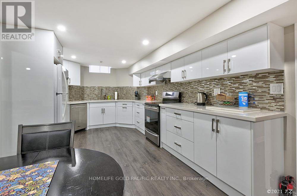 Photo 35 of 48 Havagal Crescent, Markham ON