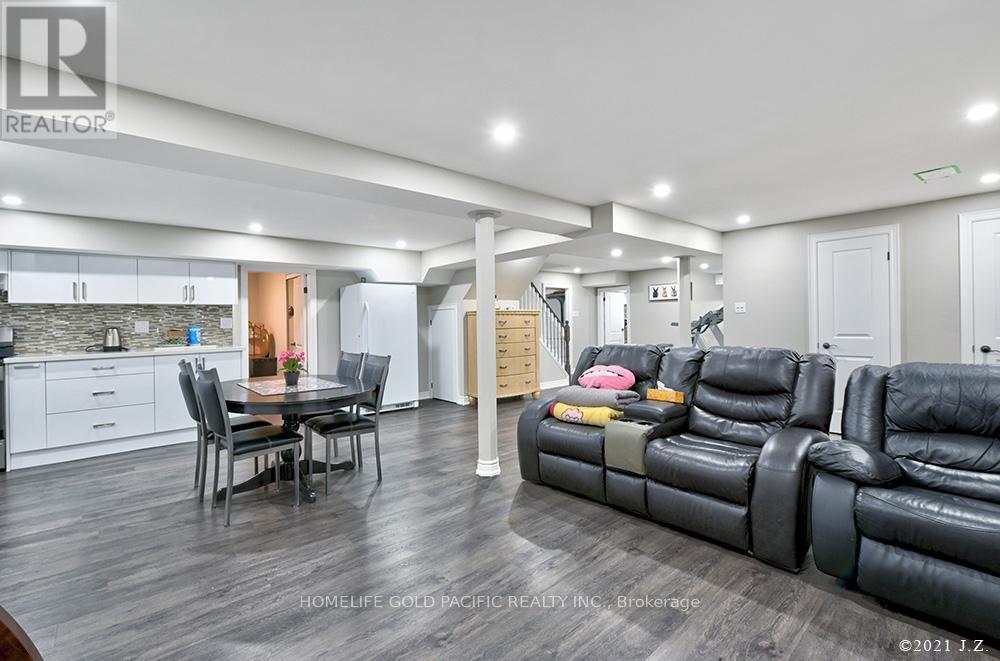 Photo 37 of 48 Havagal Crescent, Markham ON