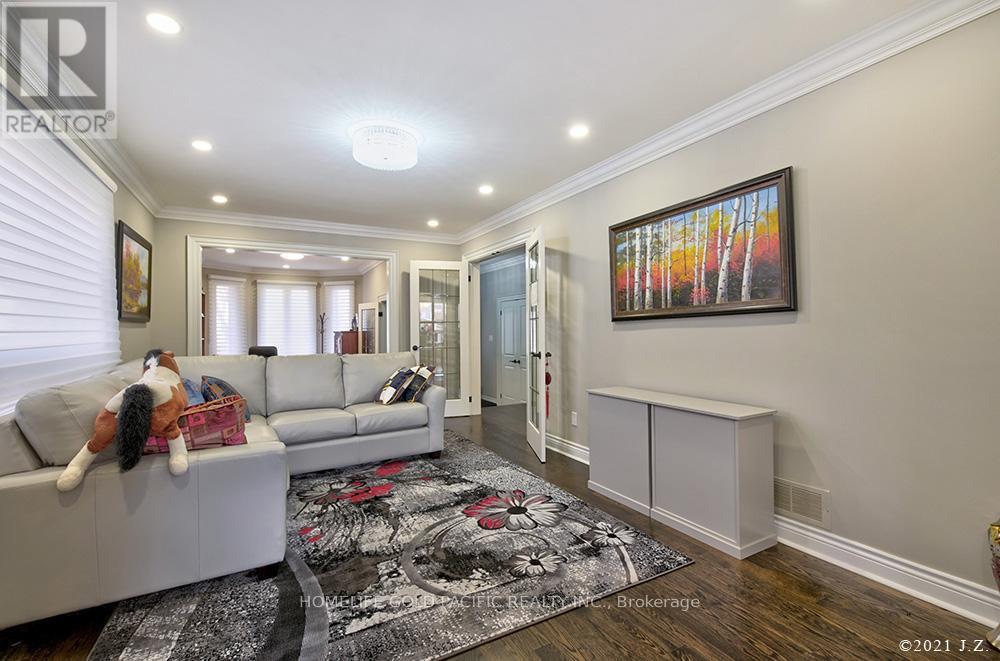 Photo 8 of 48 Havagal Crescent, Markham ON