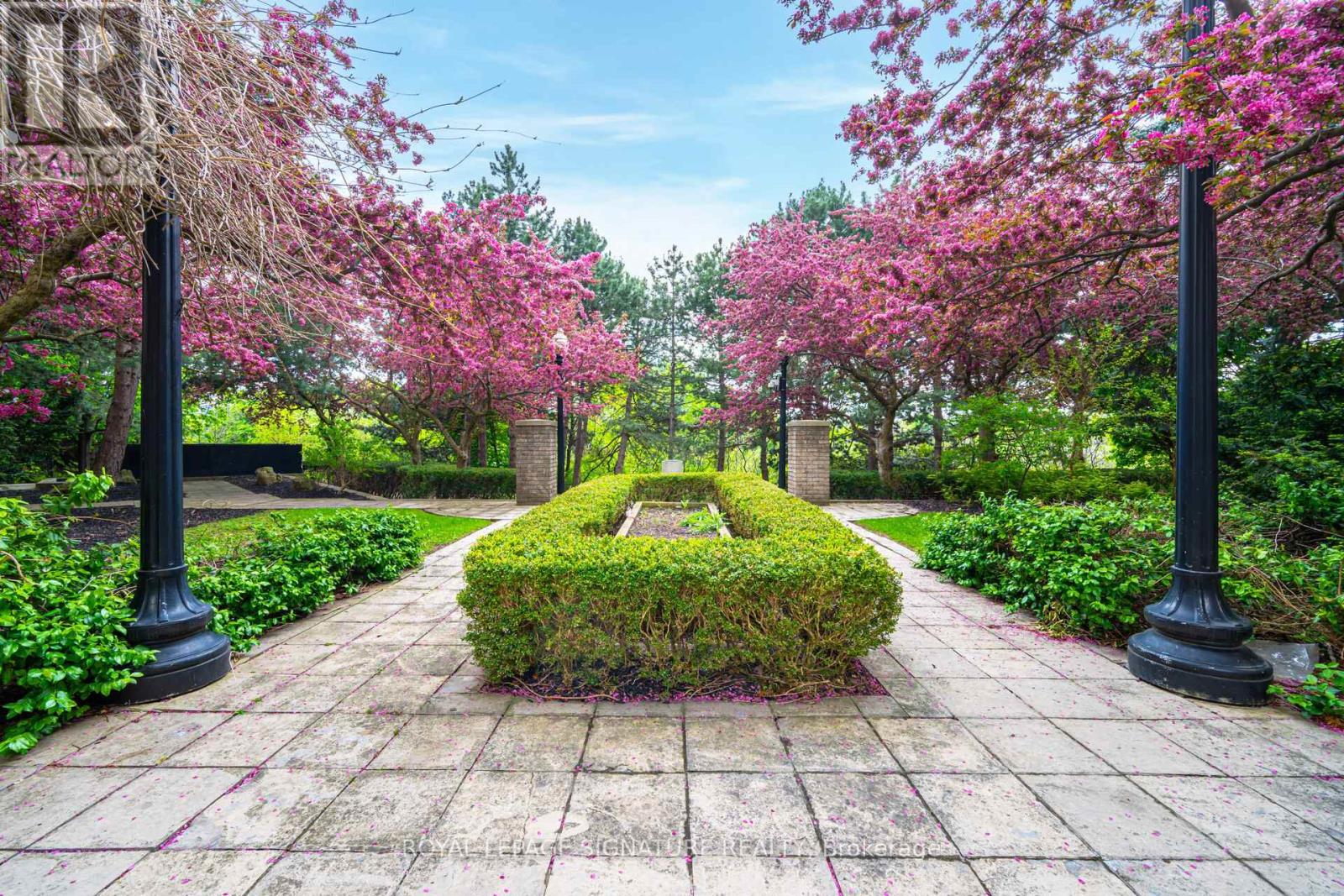 Photo 38 of 1501 55 Kingsbridge Garden Circle, Mississauga ON