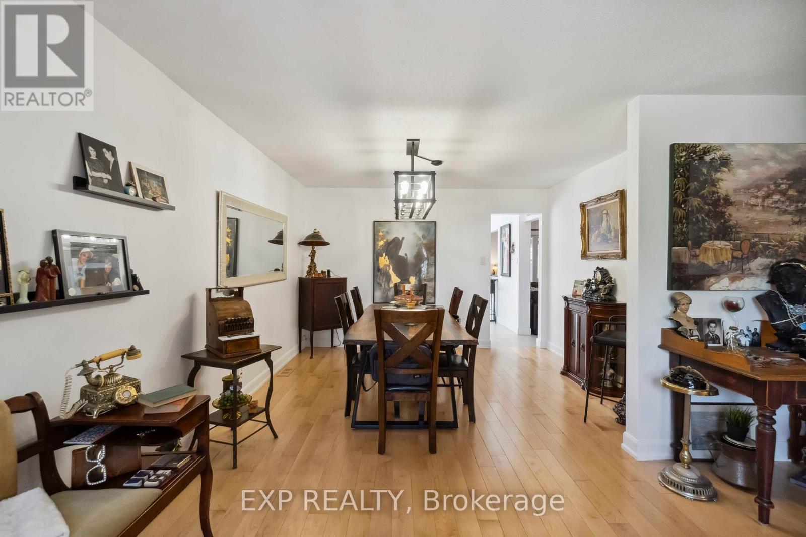 Photo 5 of 2092 Legrand Crescent, Ottawa ON