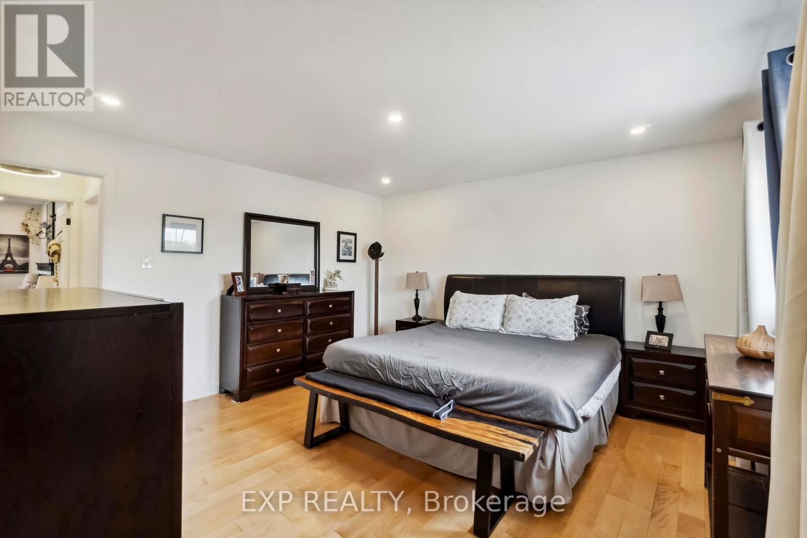 Photo 29 of 2092 Legrand Crescent, Ottawa ON