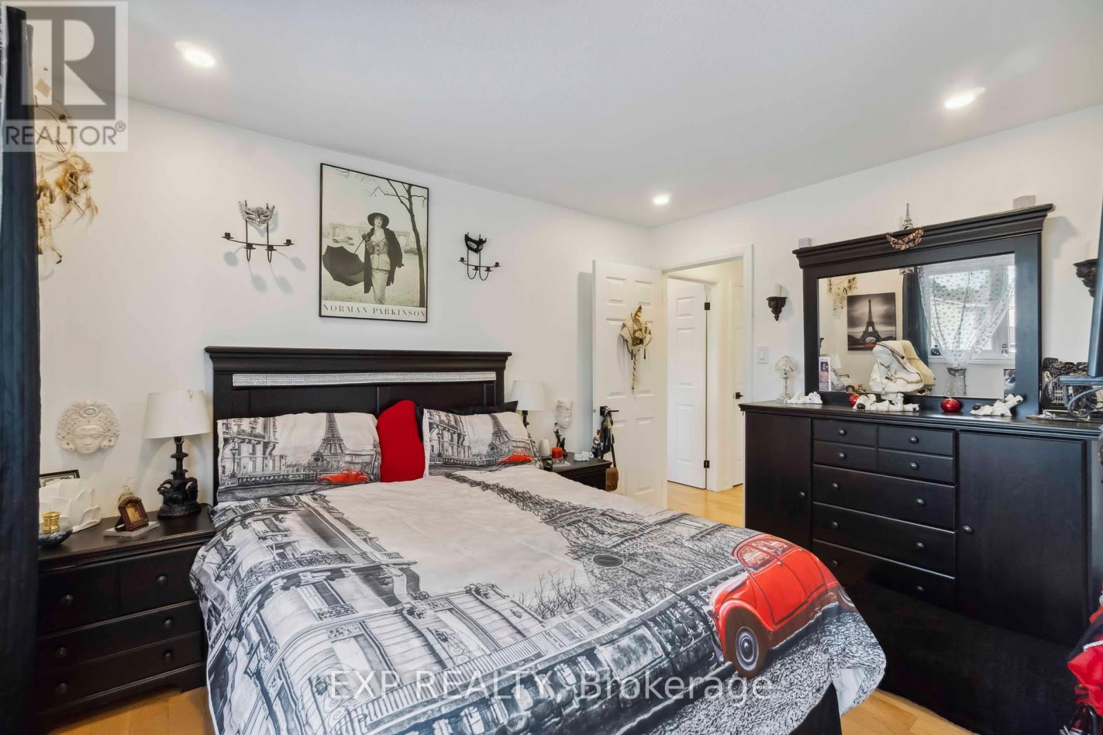 Photo 23 of 2092 Legrand Crescent, Ottawa ON
