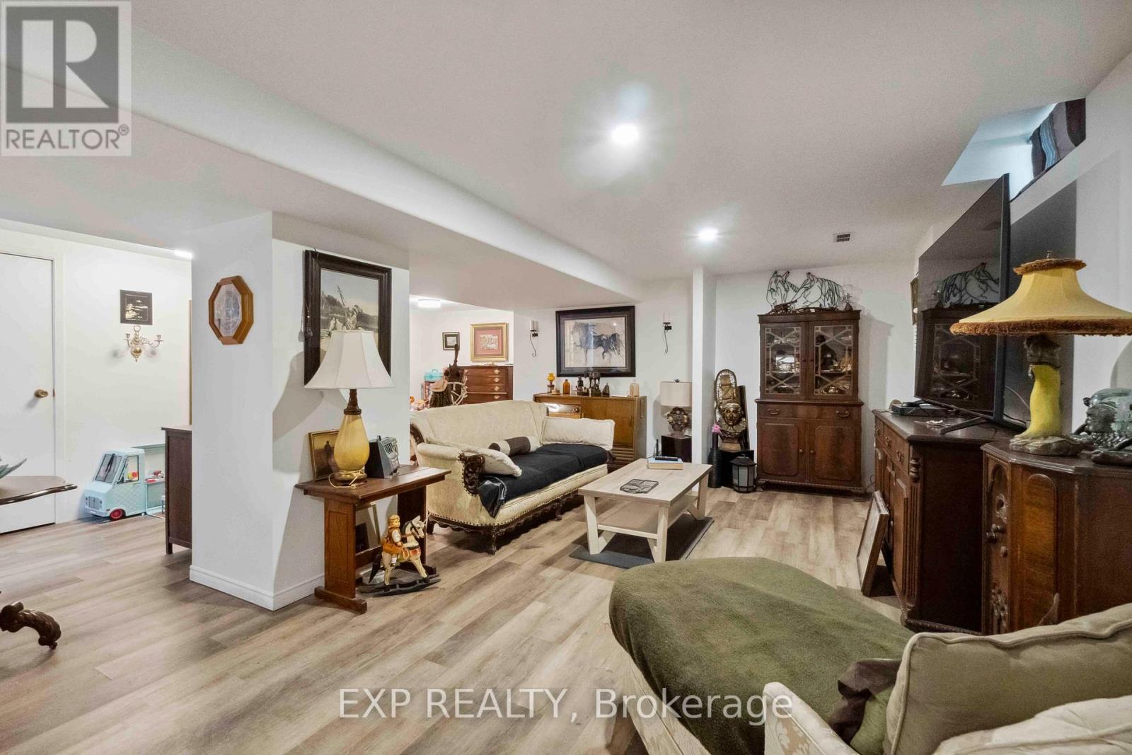 Photo 11 of 2092 Legrand Crescent, Ottawa ON