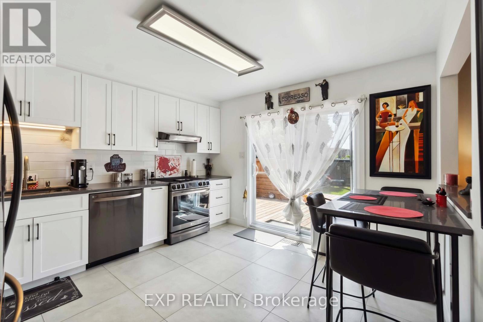 Photo 12 of 2092 Legrand Crescent, Ottawa ON
