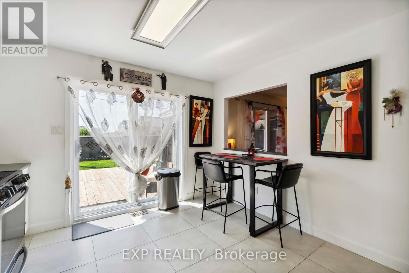 Photo 2 of 2092 Legrand Crescent, Ottawa ON