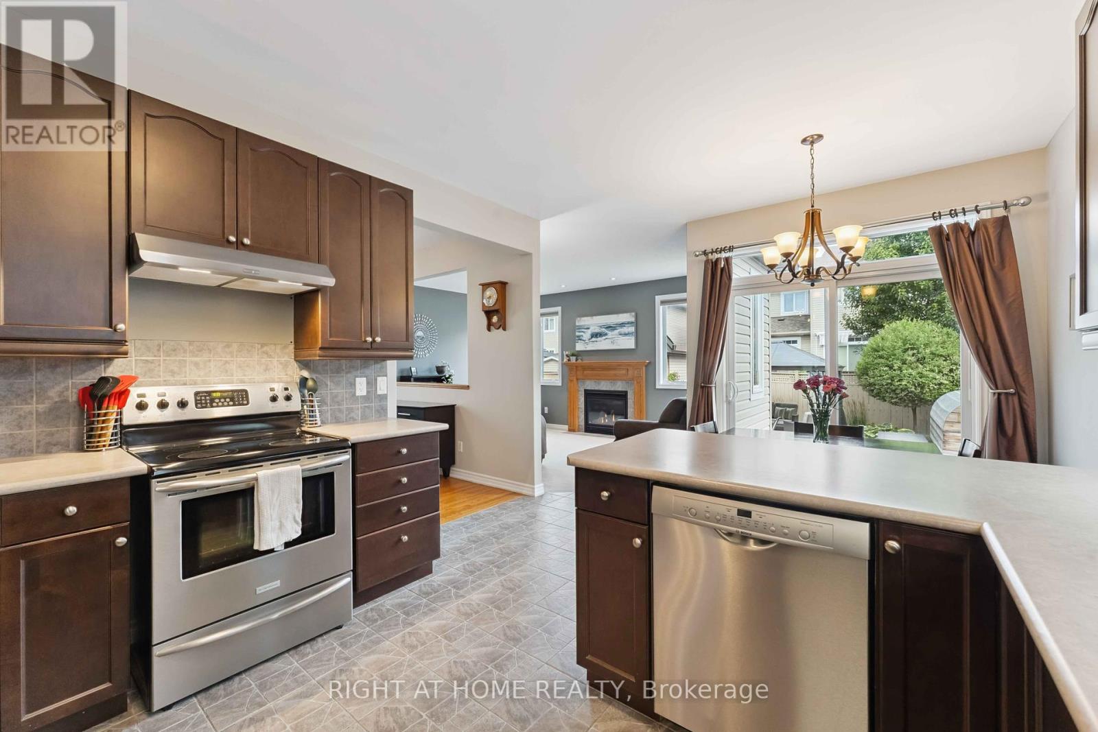 Photo 16 of 220 Celtic Ridge Crescent, Ottawa ON
