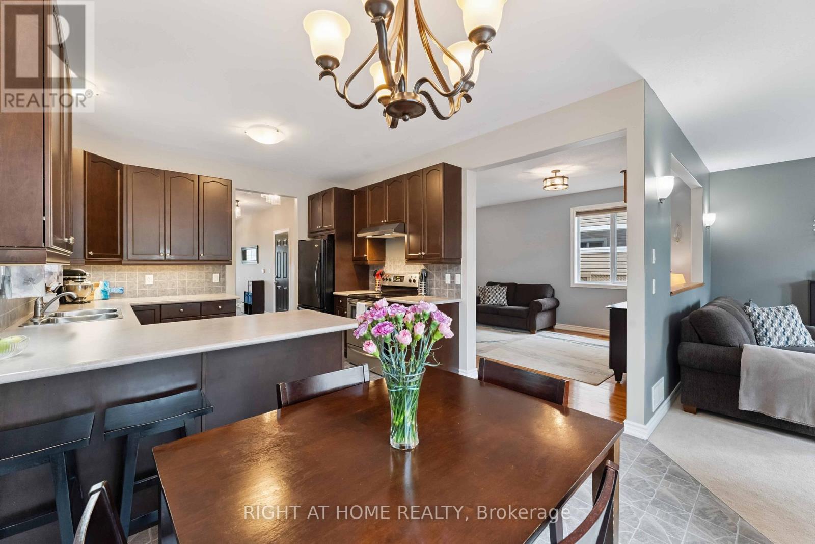 Photo 18 of 220 Celtic Ridge Crescent, Ottawa ON