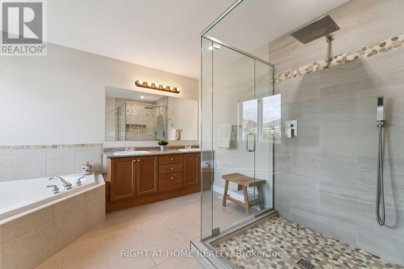 Photo 4 of 220 Celtic Ridge Crescent, Ottawa ON