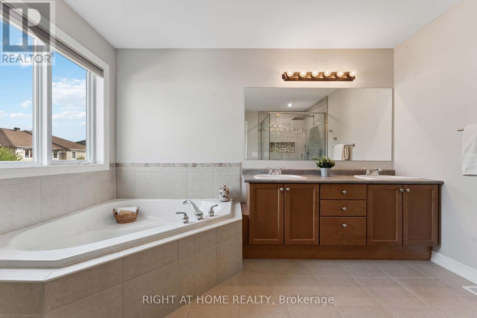 Photo 44 of 220 Celtic Ridge Crescent, Ottawa ON