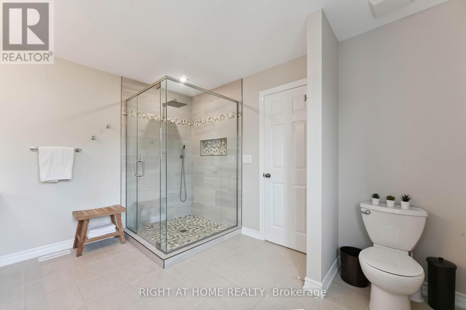 Photo 26 of 220 Celtic Ridge Crescent, Ottawa ON