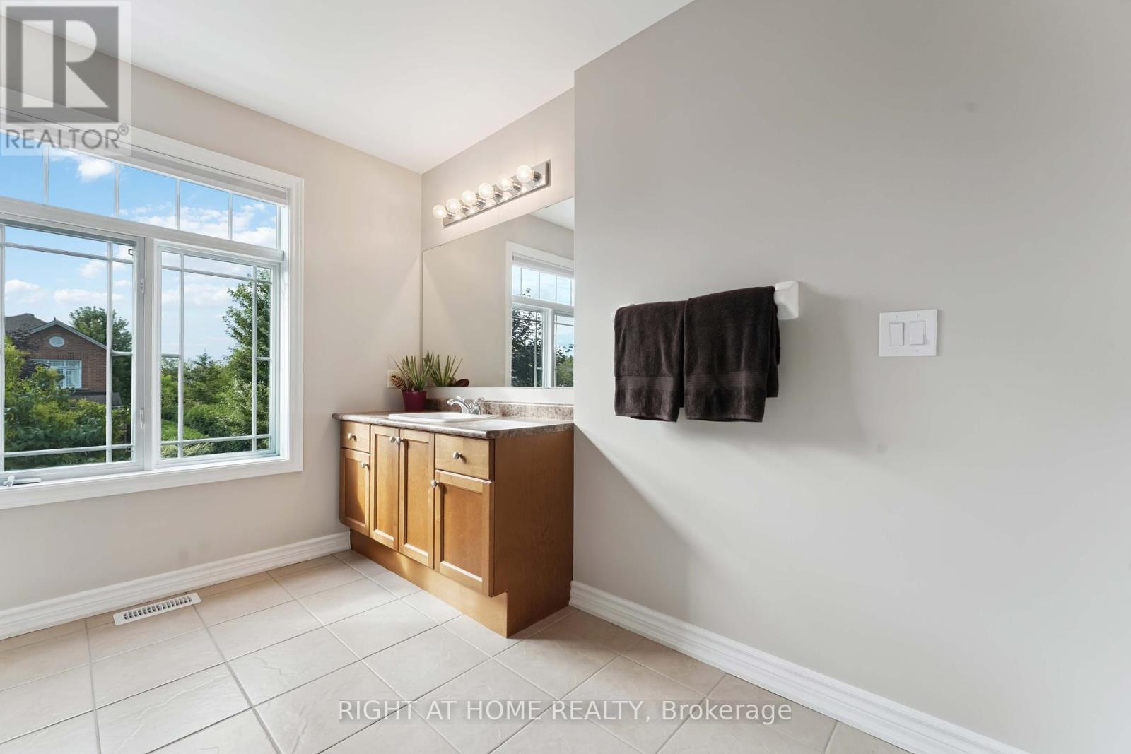 Photo 22 of 220 Celtic Ridge Crescent, Ottawa ON