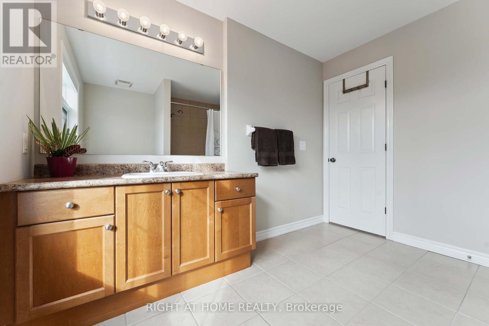 Photo 12 of 220 Celtic Ridge Crescent, Ottawa ON