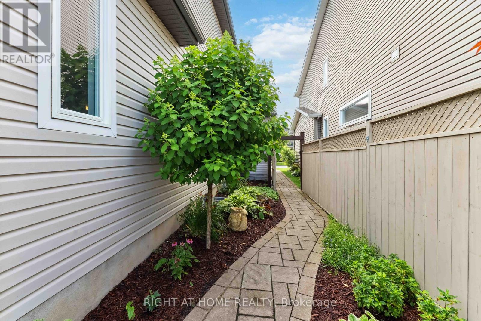 Photo 6 of 220 Celtic Ridge Crescent, Ottawa ON