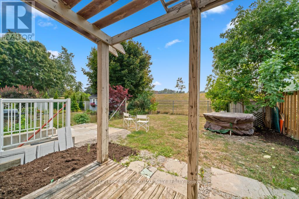 Photo 12 of 104 Garden Drive, Barrie ON