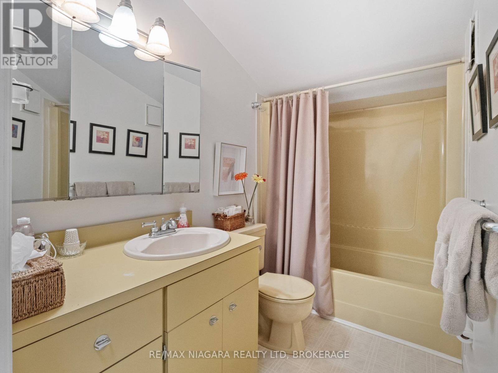 Photo 15 of 735 Niagara Boulevard, Fort Erie ON