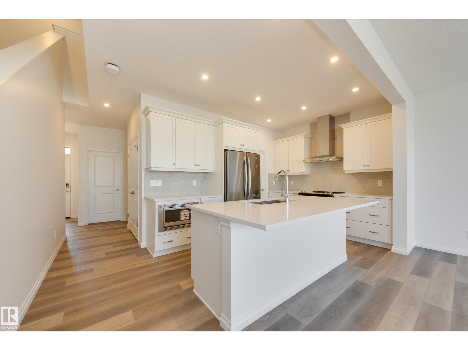 Photo 3 of 19322 22 A Av Nw, Edmonton AB