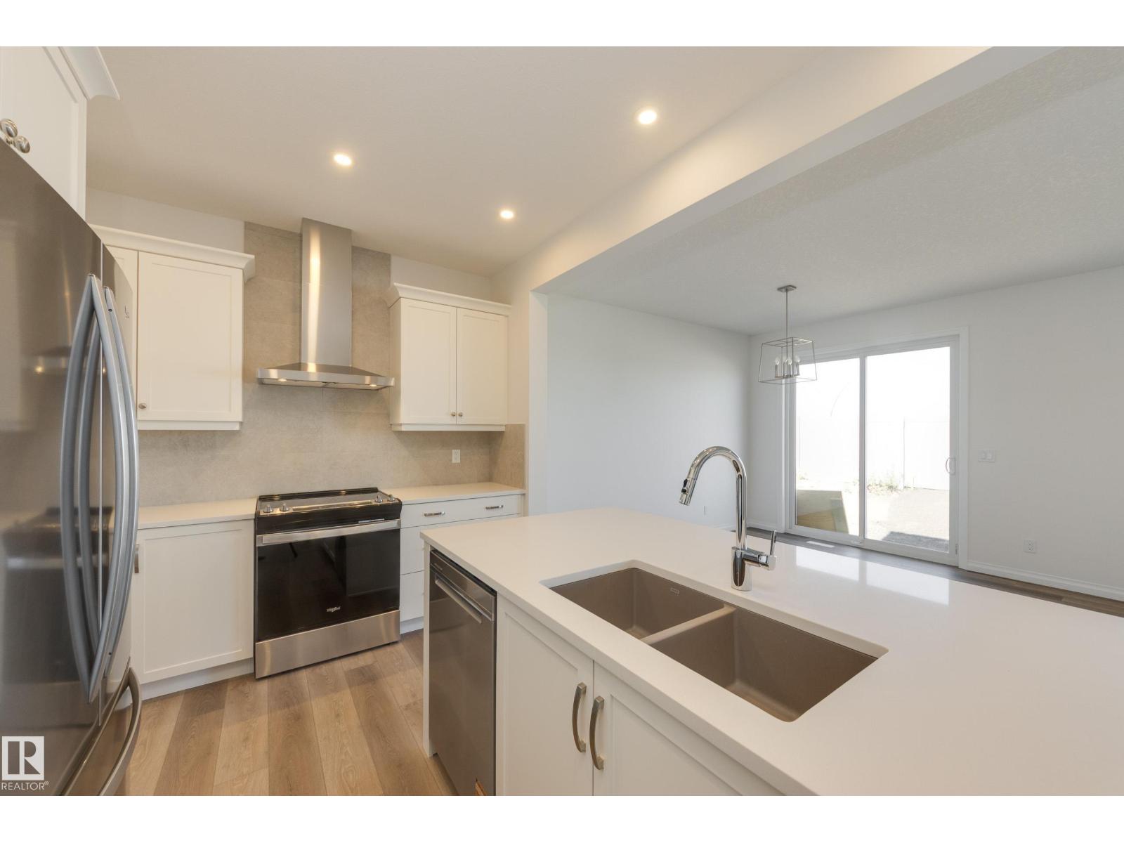 Photo 5 of 19322 22 A Av Nw, Edmonton AB