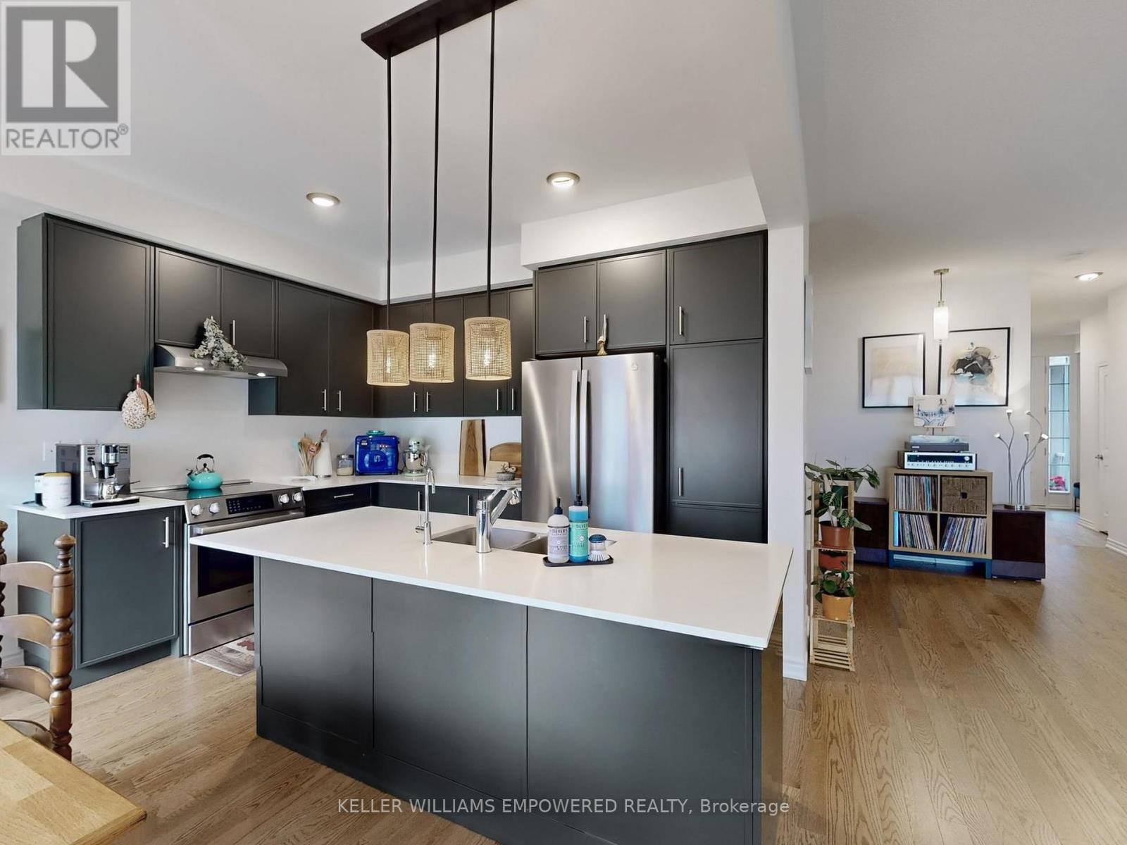 Photo 10 of 28 Gemini Drive, Barrie ON