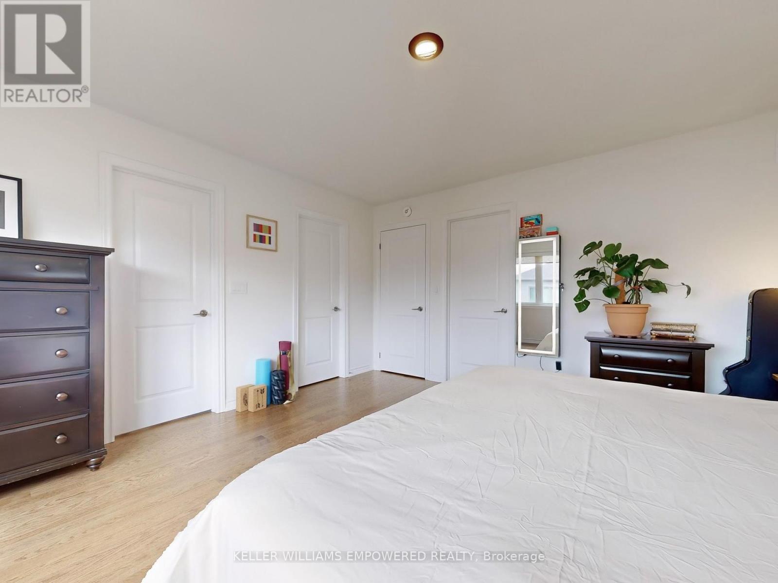 Photo 18 of 28 Gemini Drive, Barrie ON