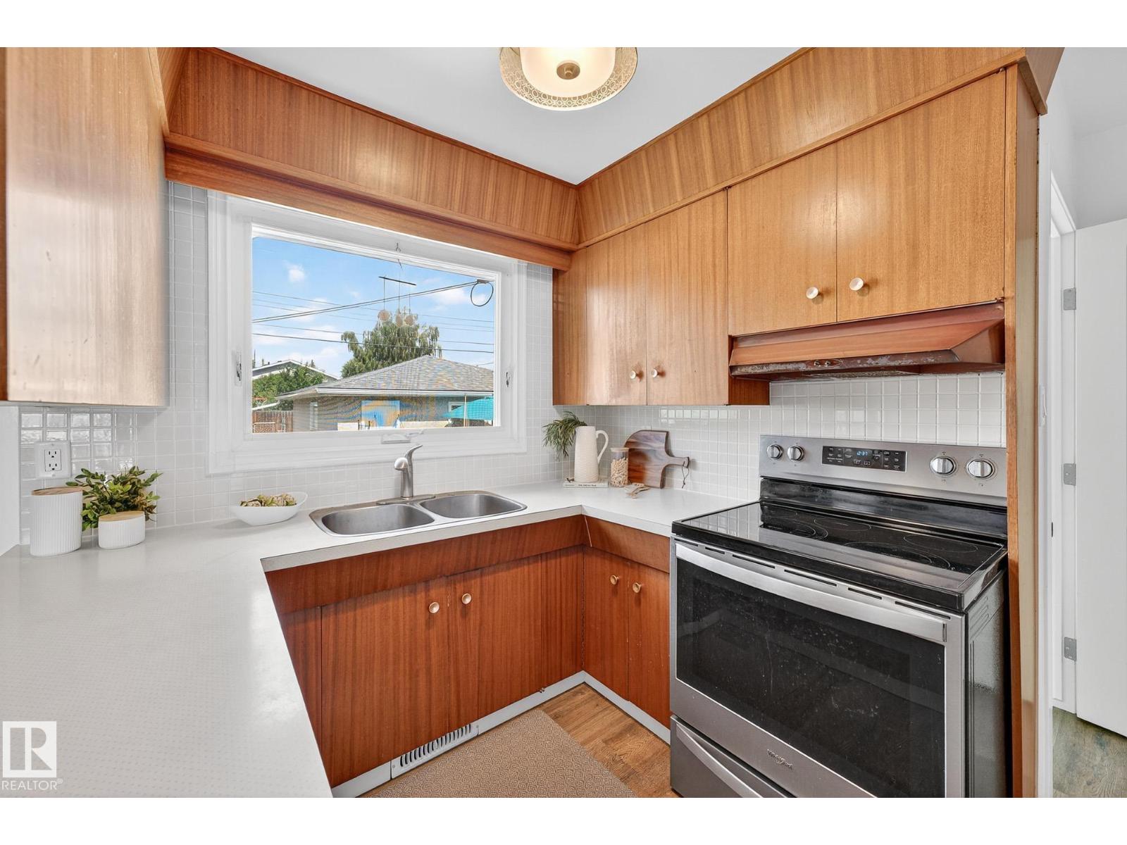 Photo 6 of 5516 140 A Av Nw, Edmonton AB
