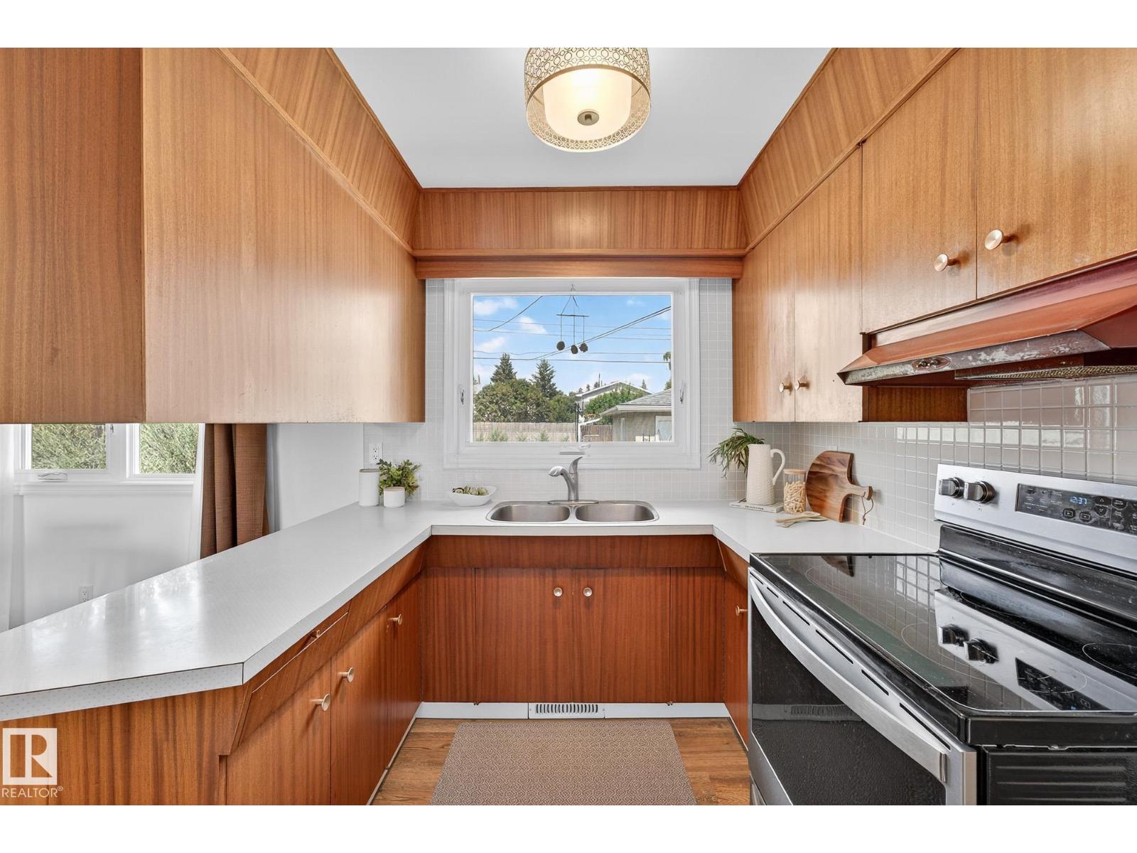 Photo 33 of 5516 140 A Av Nw, Edmonton AB