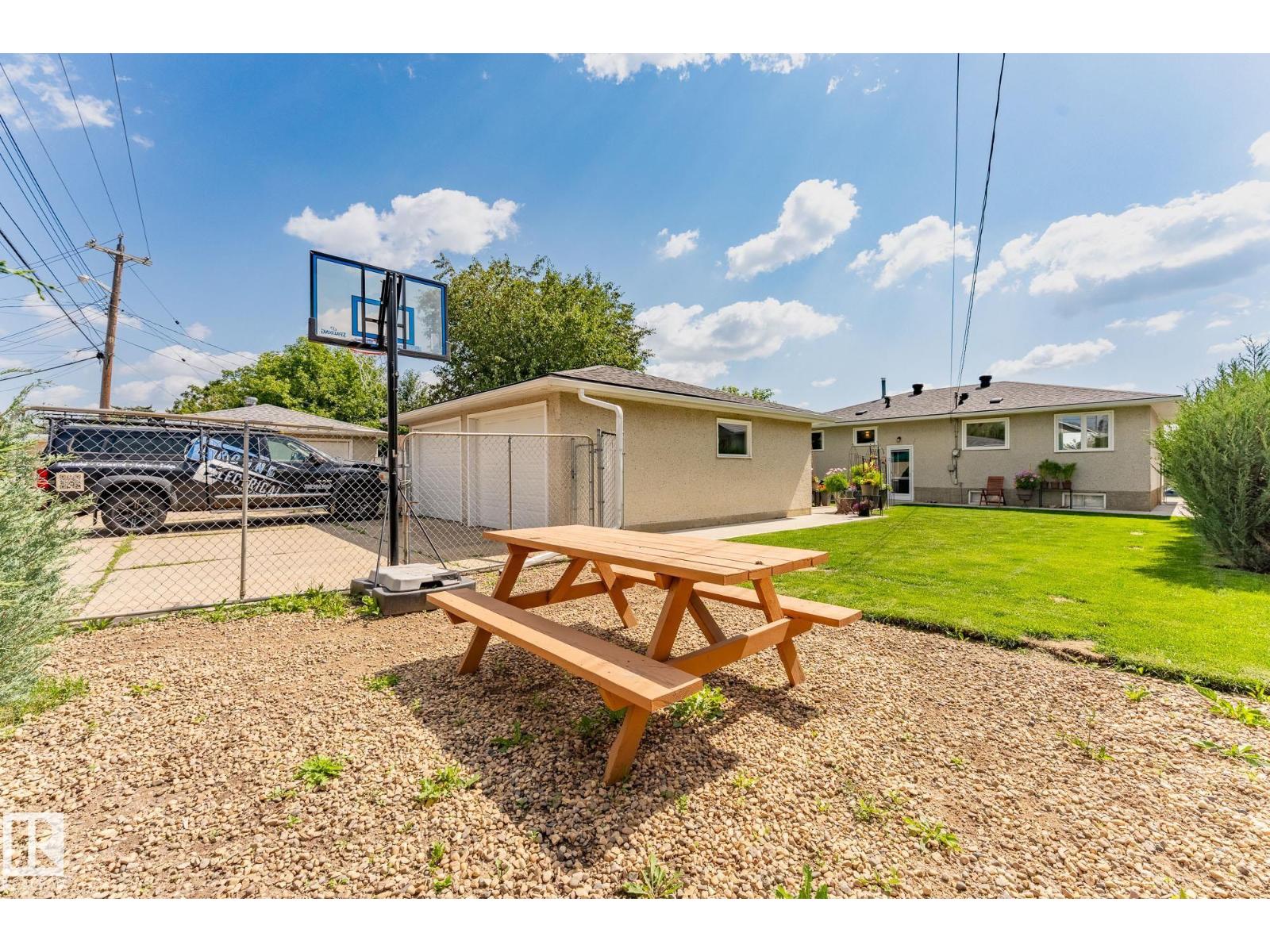 Photo 3 of 5516 140 A Av Nw, Edmonton AB