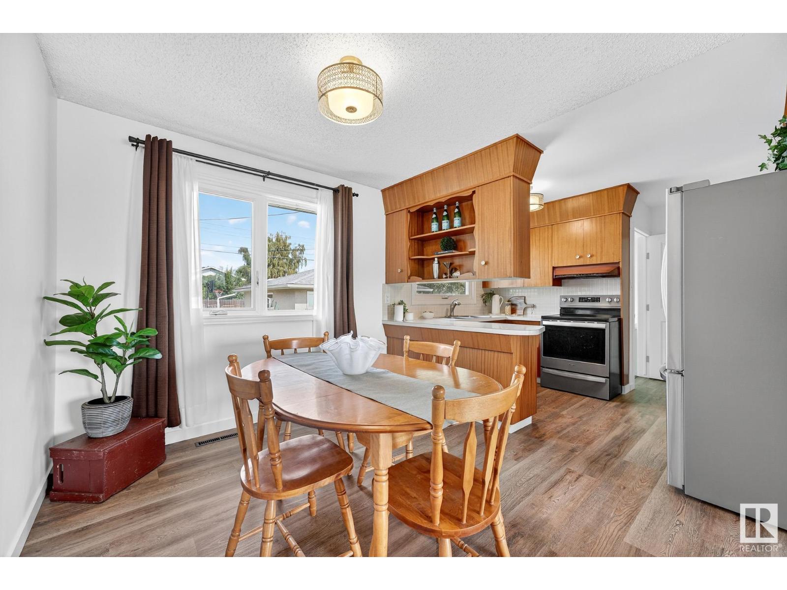 Photo 7 of 5516 140 A Av Nw, Edmonton AB