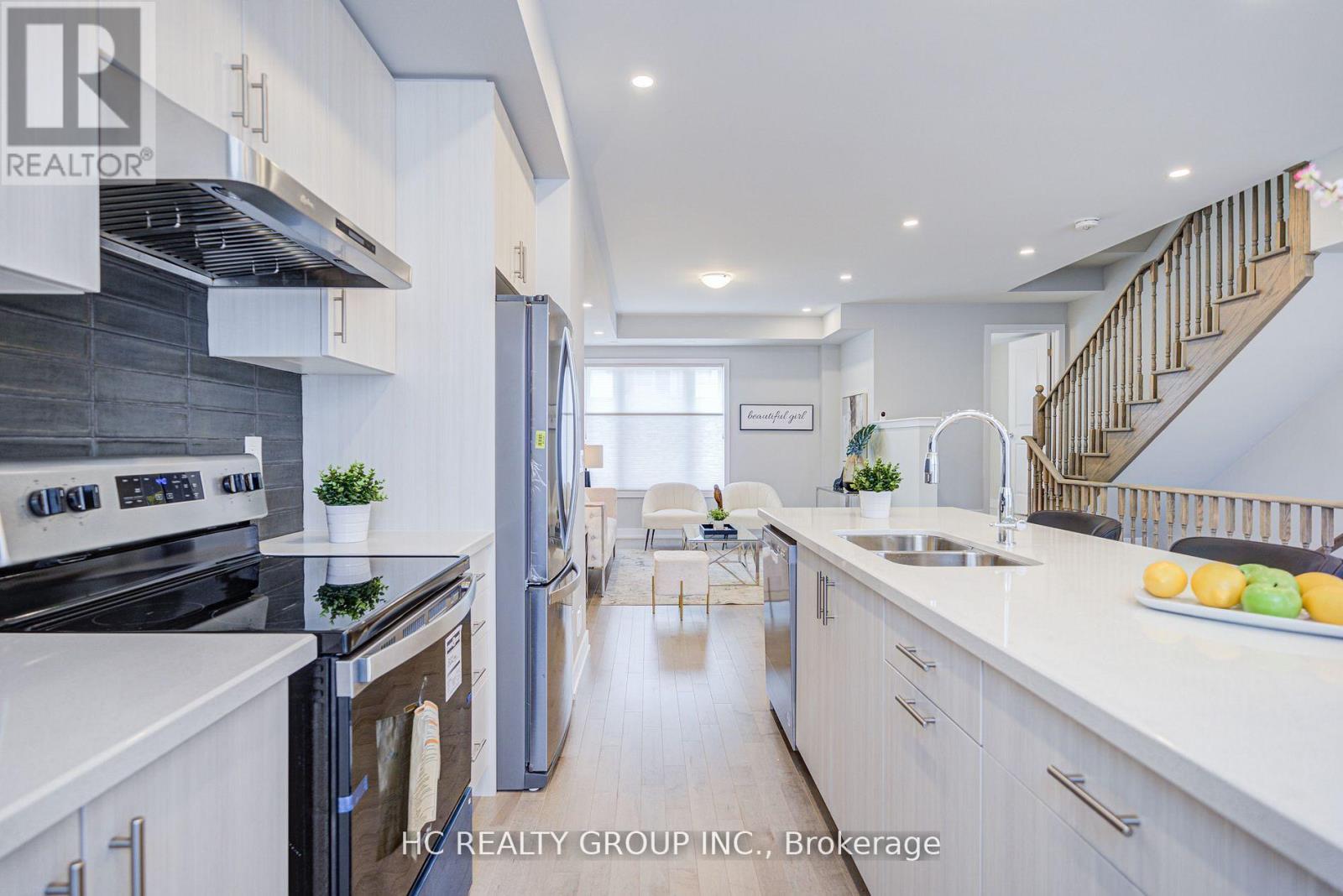 Photo 15 of 19 Guardhouse Crescent, Markham ON