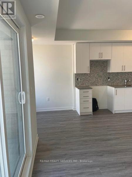 Photo 9 of 24 3409 Ridgeway Drive, Mississauga ON