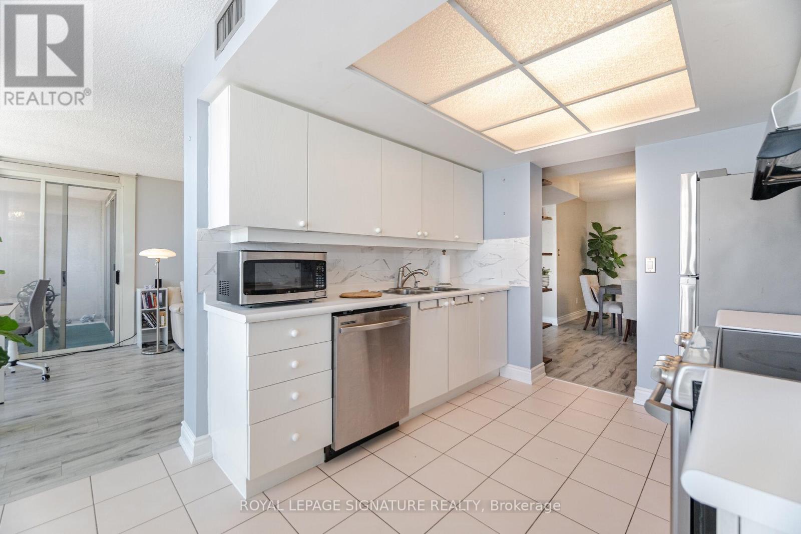Photo 16 of 3208 45 Kingsbridge Garden Circle, Mississauga ON