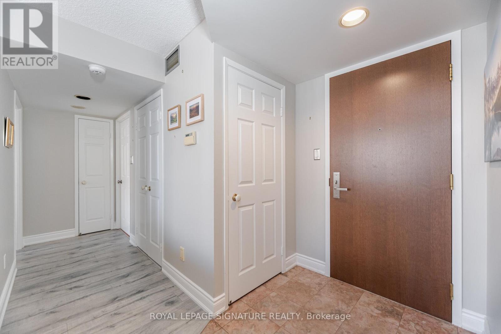 Photo 5 of 3208 45 Kingsbridge Garden Circle, Mississauga ON