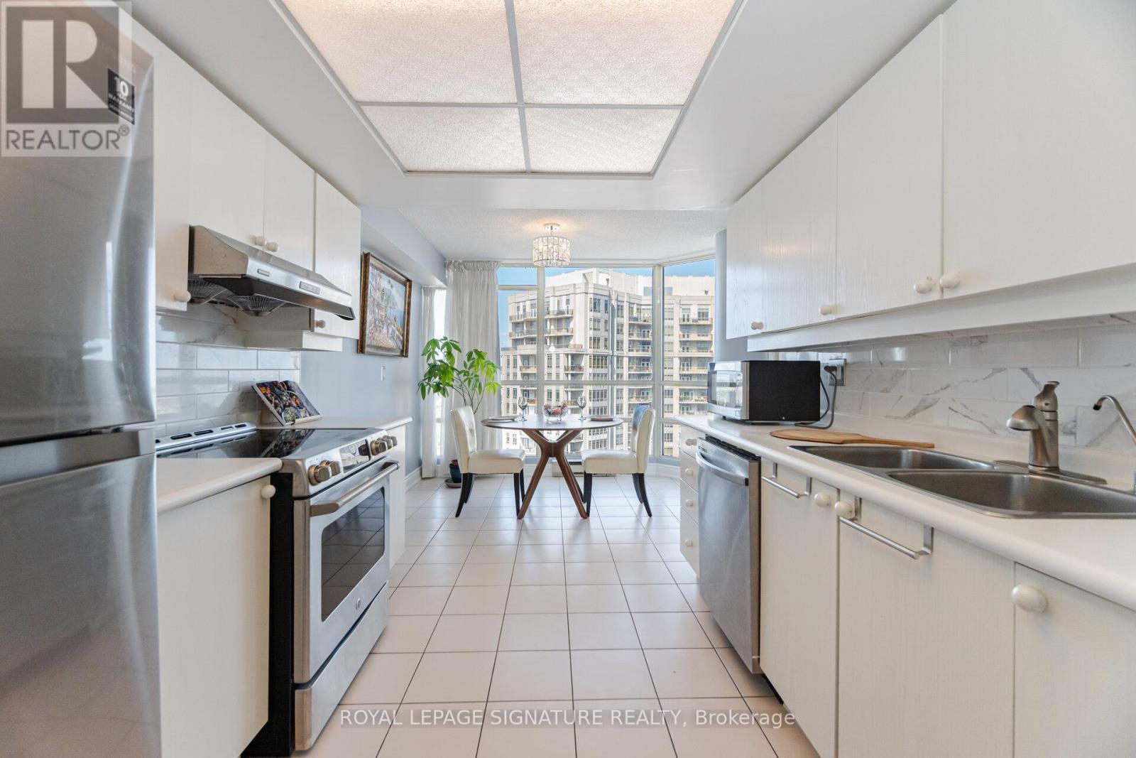 Photo 11 of 3208 45 Kingsbridge Garden Circle, Mississauga ON
