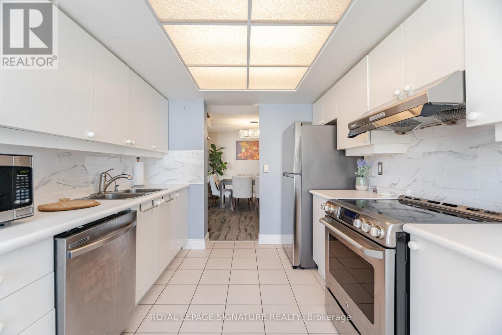 Photo 13 of 3208 45 Kingsbridge Garden Circle, Mississauga ON