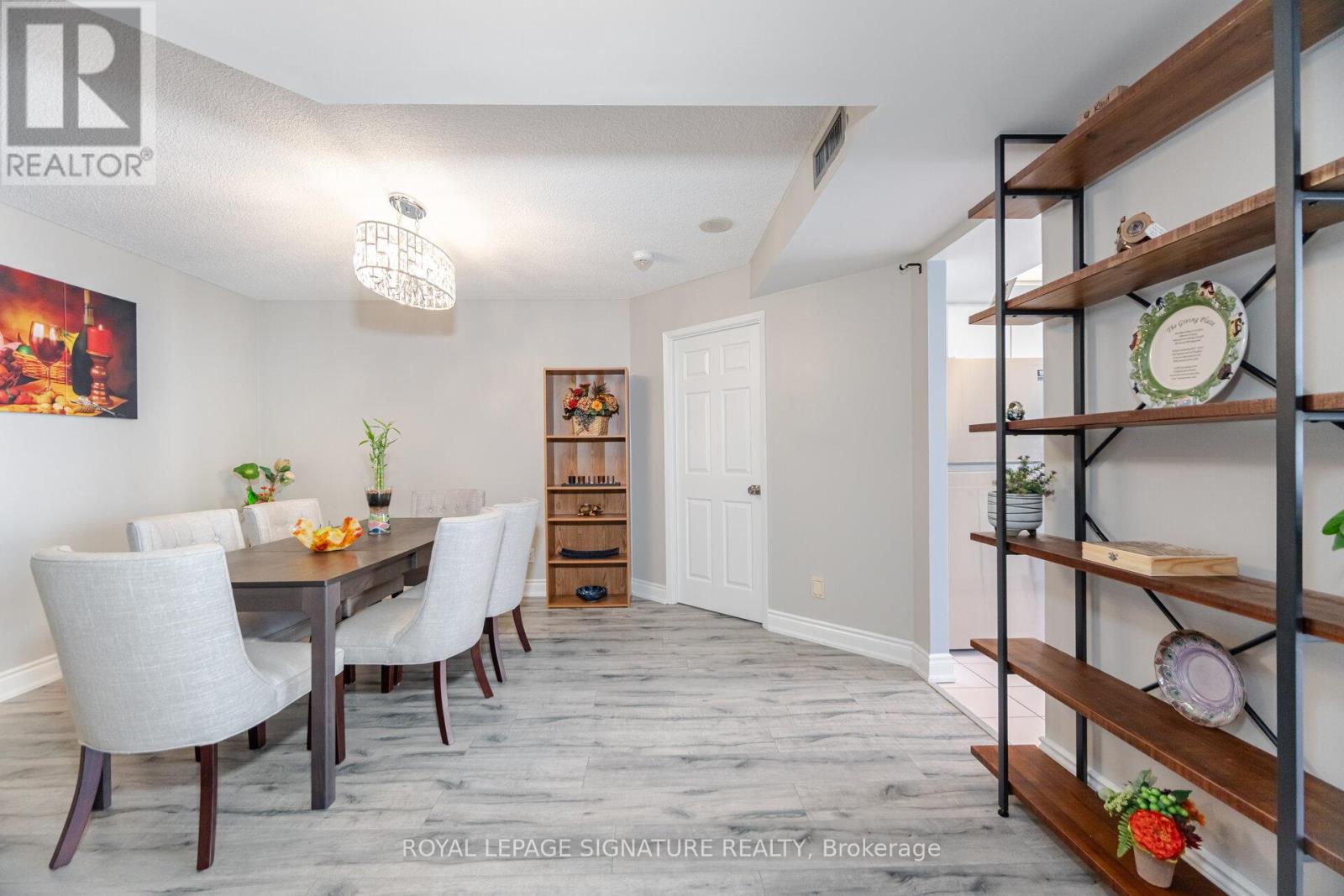 Photo 8 of 3208 45 Kingsbridge Garden Circle, Mississauga ON