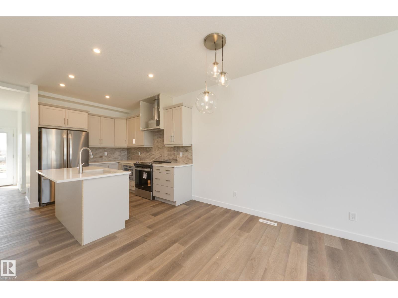 Photo 7 of 20903 25 Av Nw, Edmonton AB