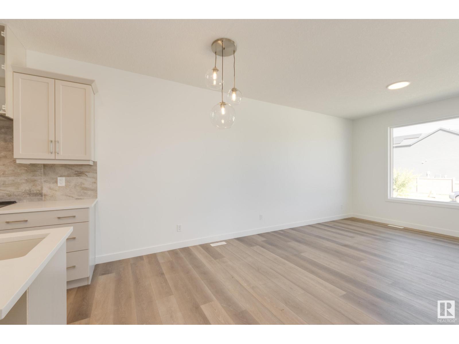Photo 8 of 20903 25 Av Nw, Edmonton AB