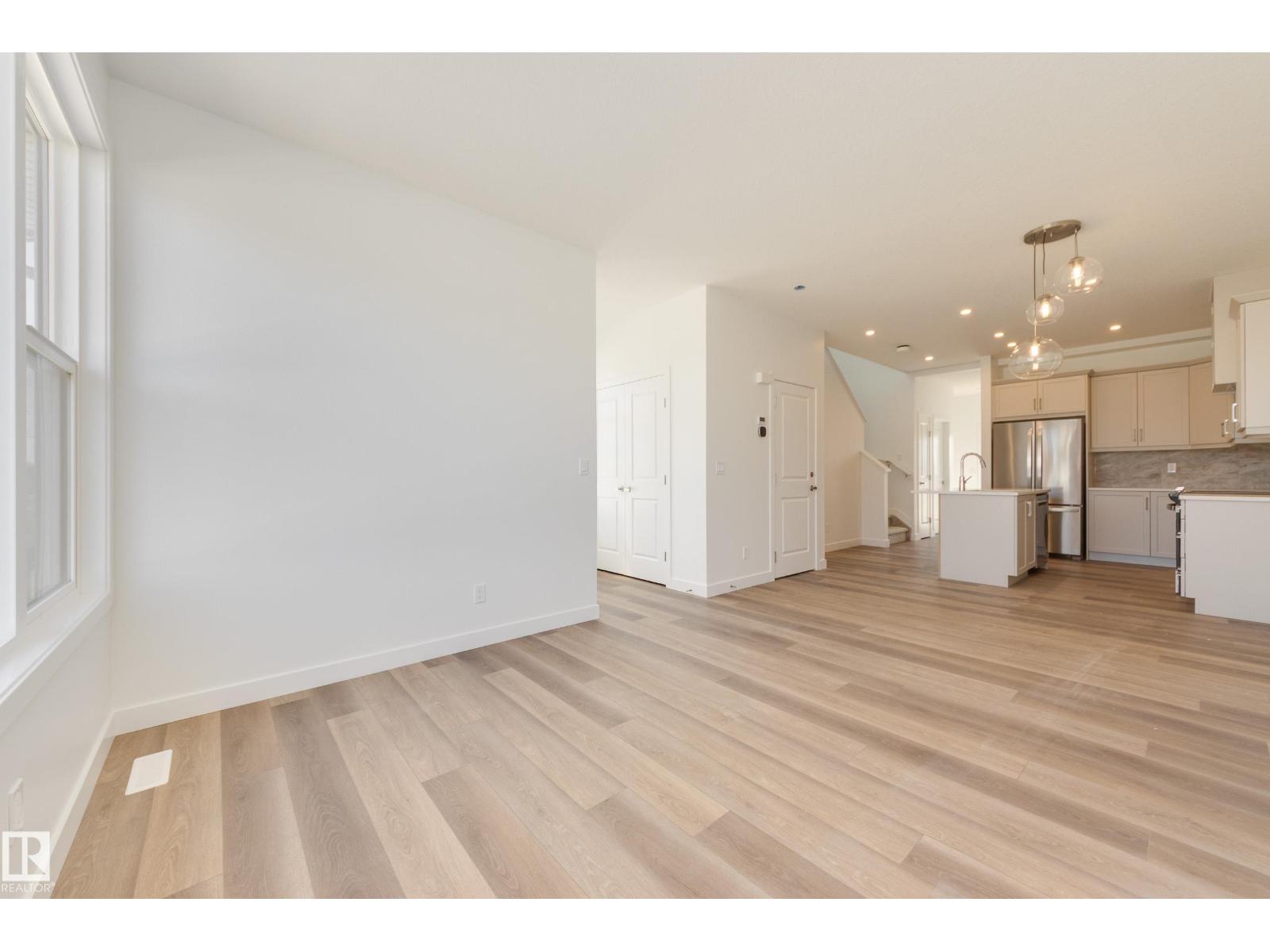Photo 5 of 20903 25 Av Nw, Edmonton AB