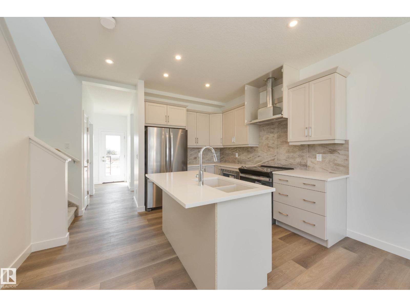 Photo 10 of 20903 25 Av Nw, Edmonton AB