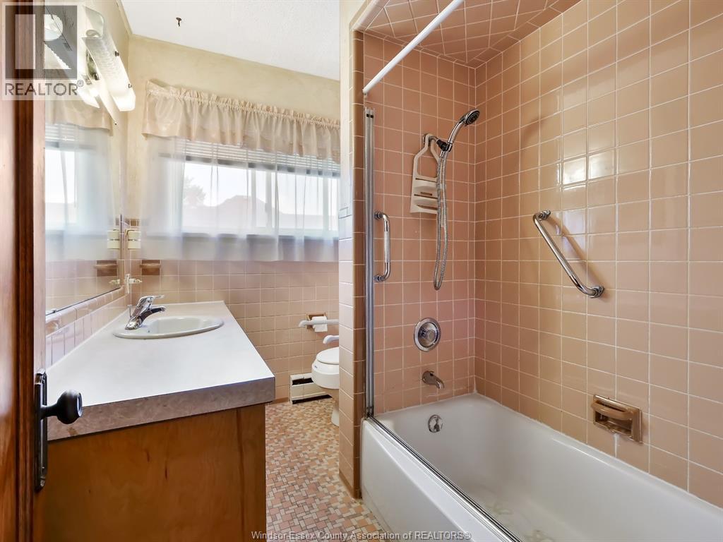 Photo 16 of 235 Queen Street, Harrow ON