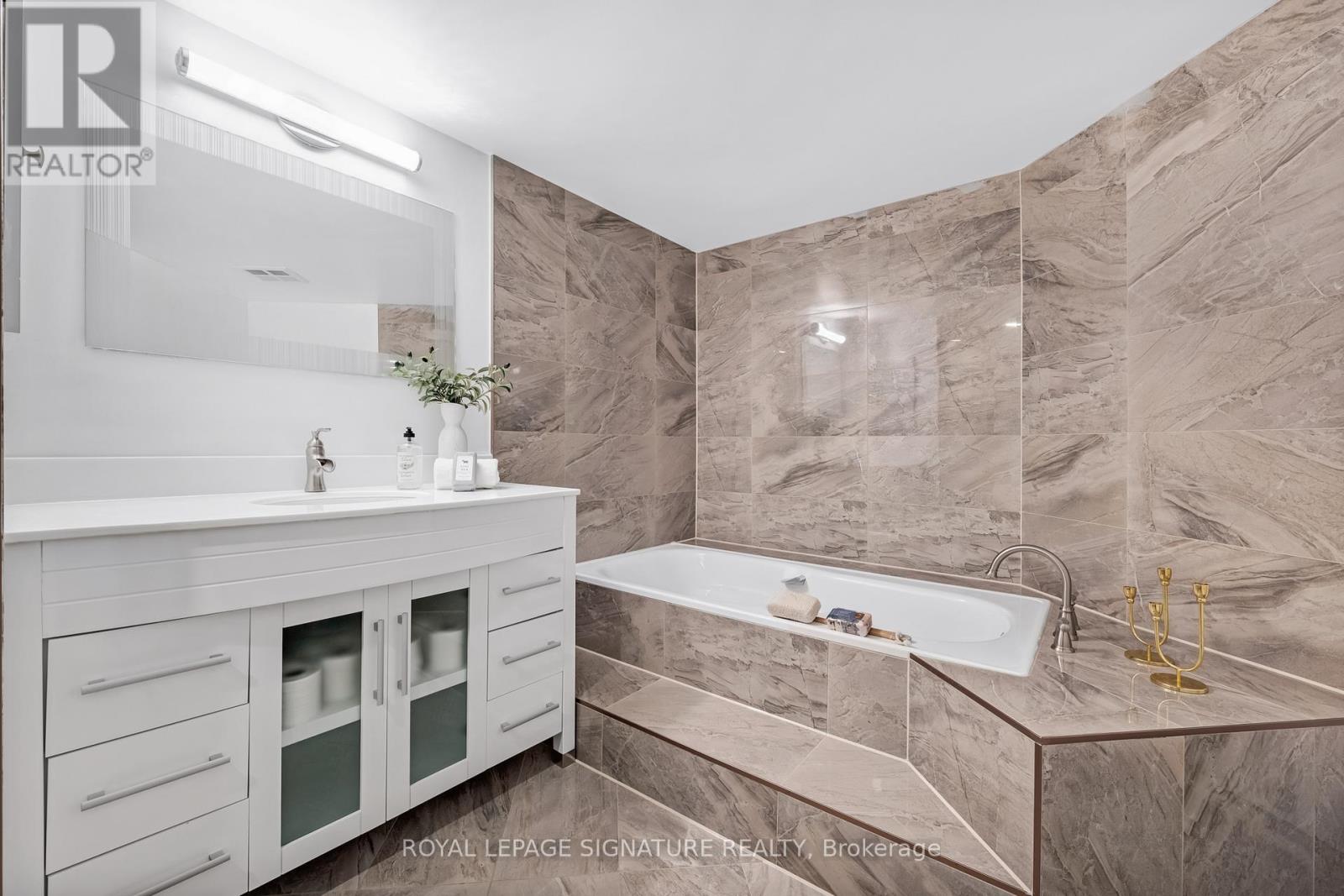 Photo 14 of 406 10 Kenneth Avenue, Toronto ON