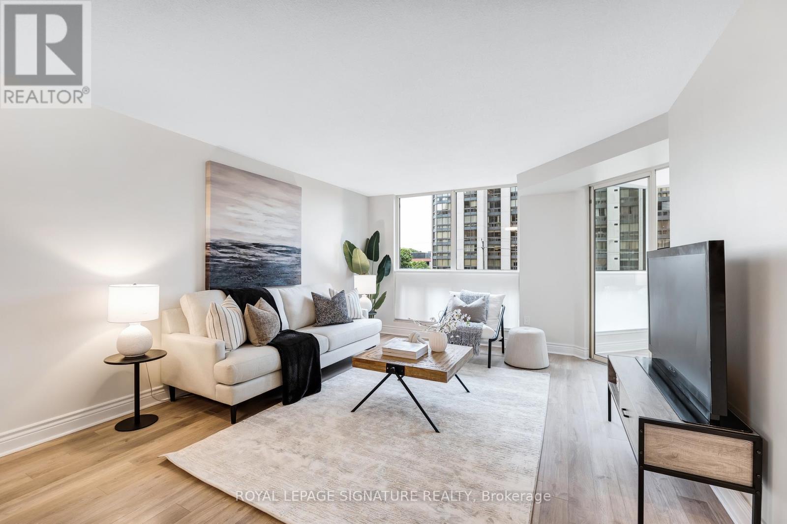 Photo 4 of 406 10 Kenneth Avenue, Toronto ON