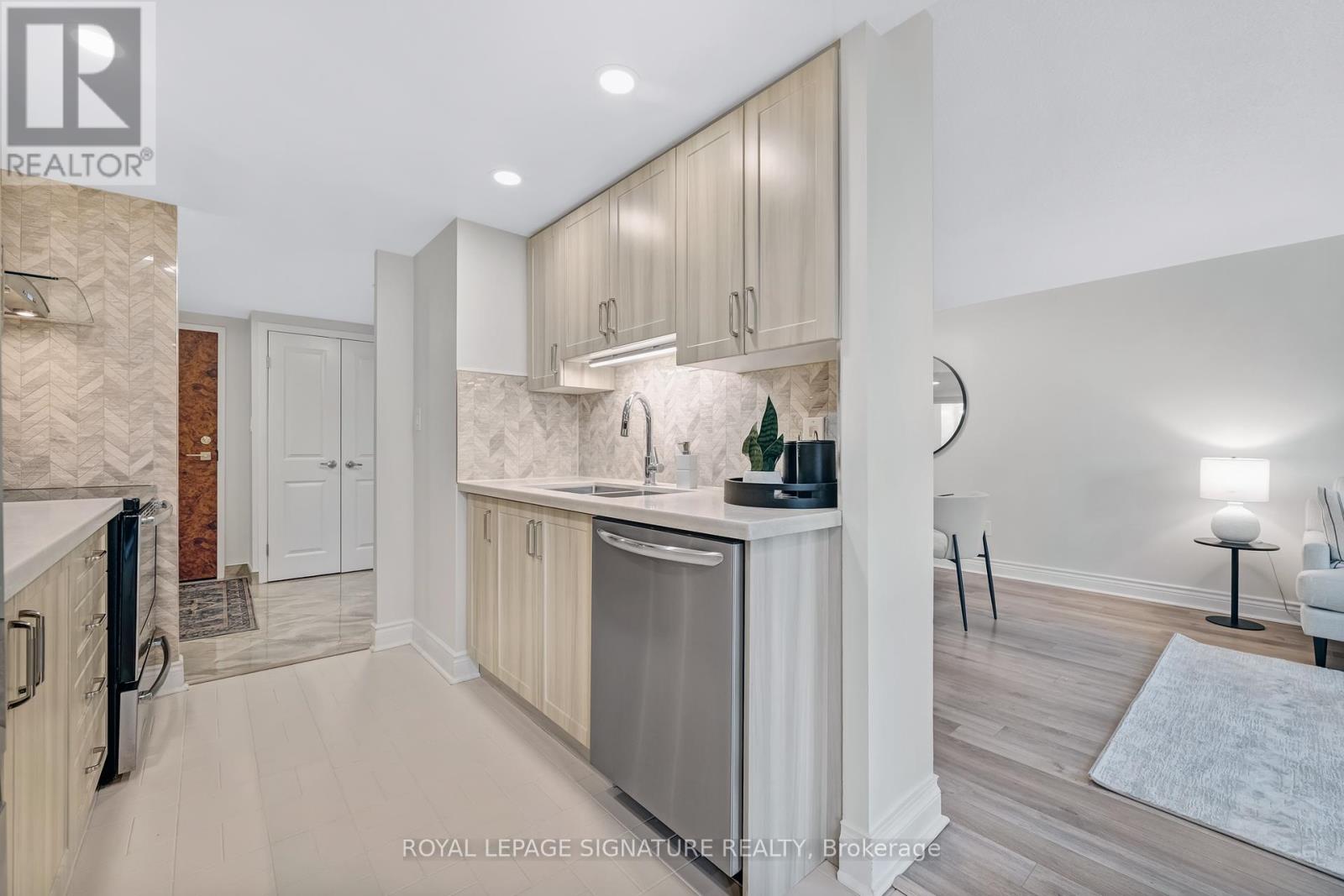 Photo 7 of 406 10 Kenneth Avenue, Toronto ON