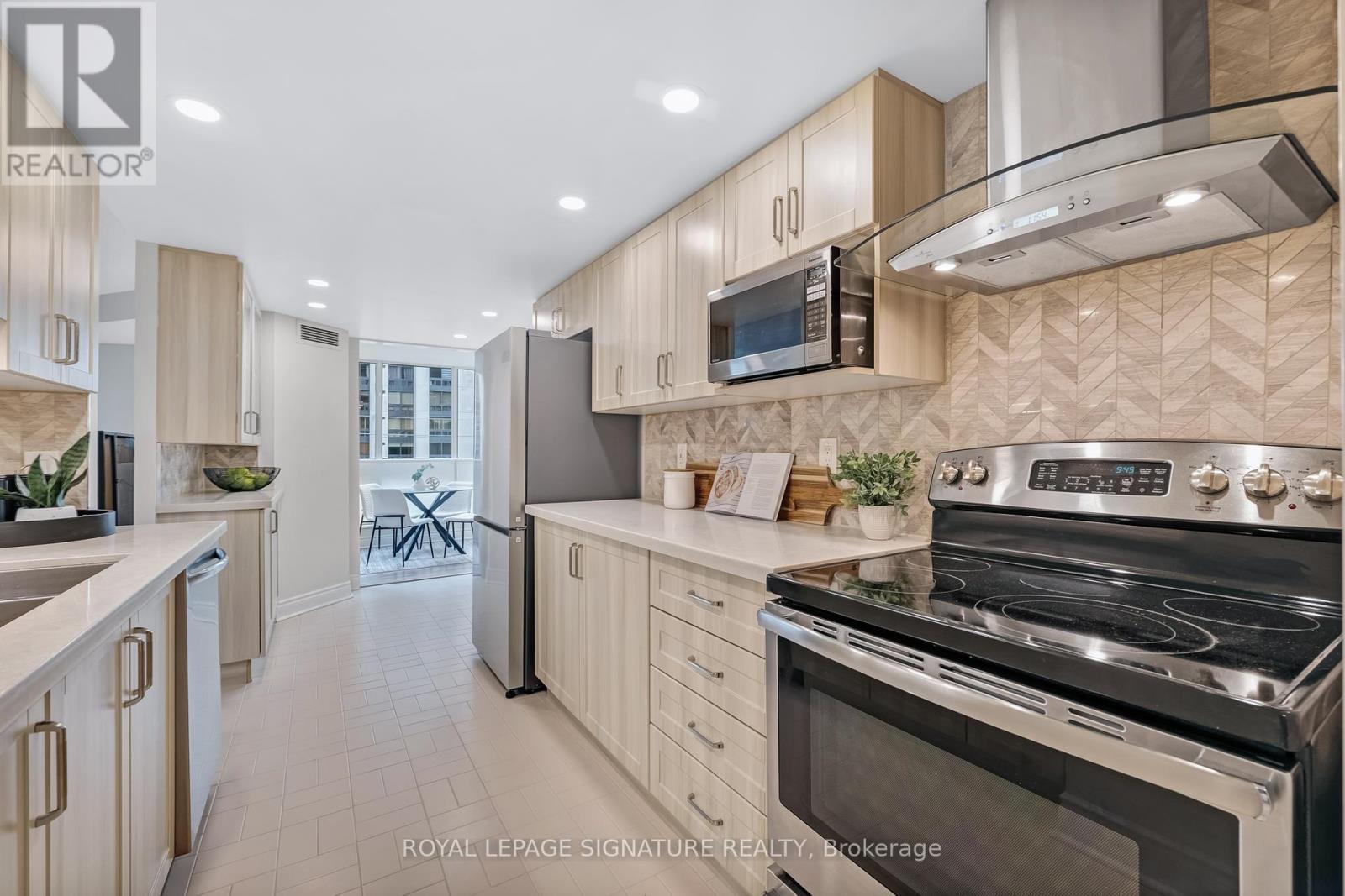 Photo 8 of 406 10 Kenneth Avenue, Toronto ON