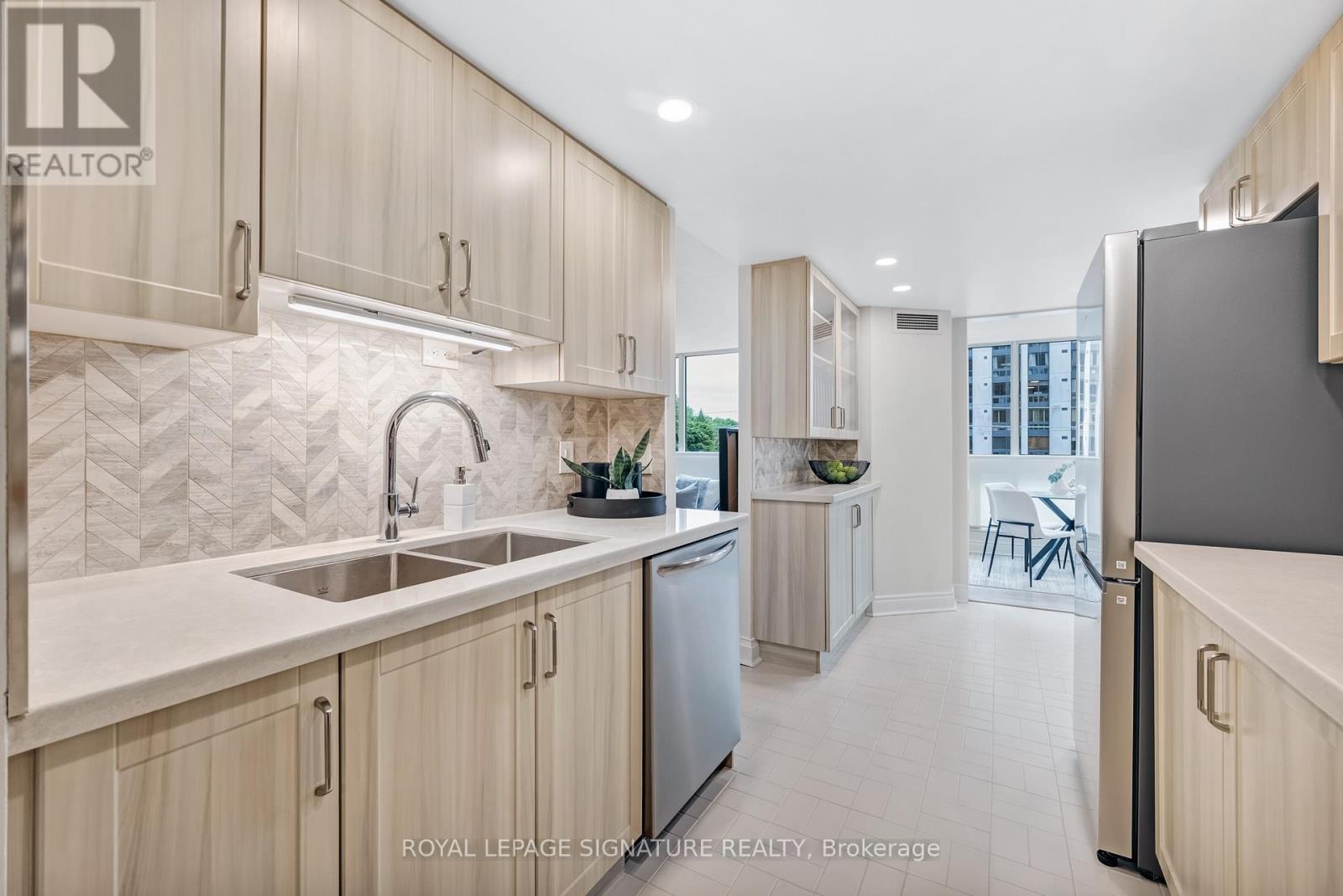 Photo 9 of 406 10 Kenneth Avenue, Toronto ON