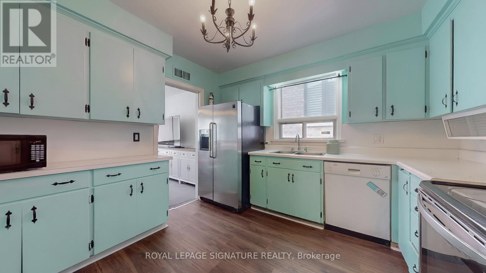 Photo 11 of 174 Caribou Road, Toronto ON
