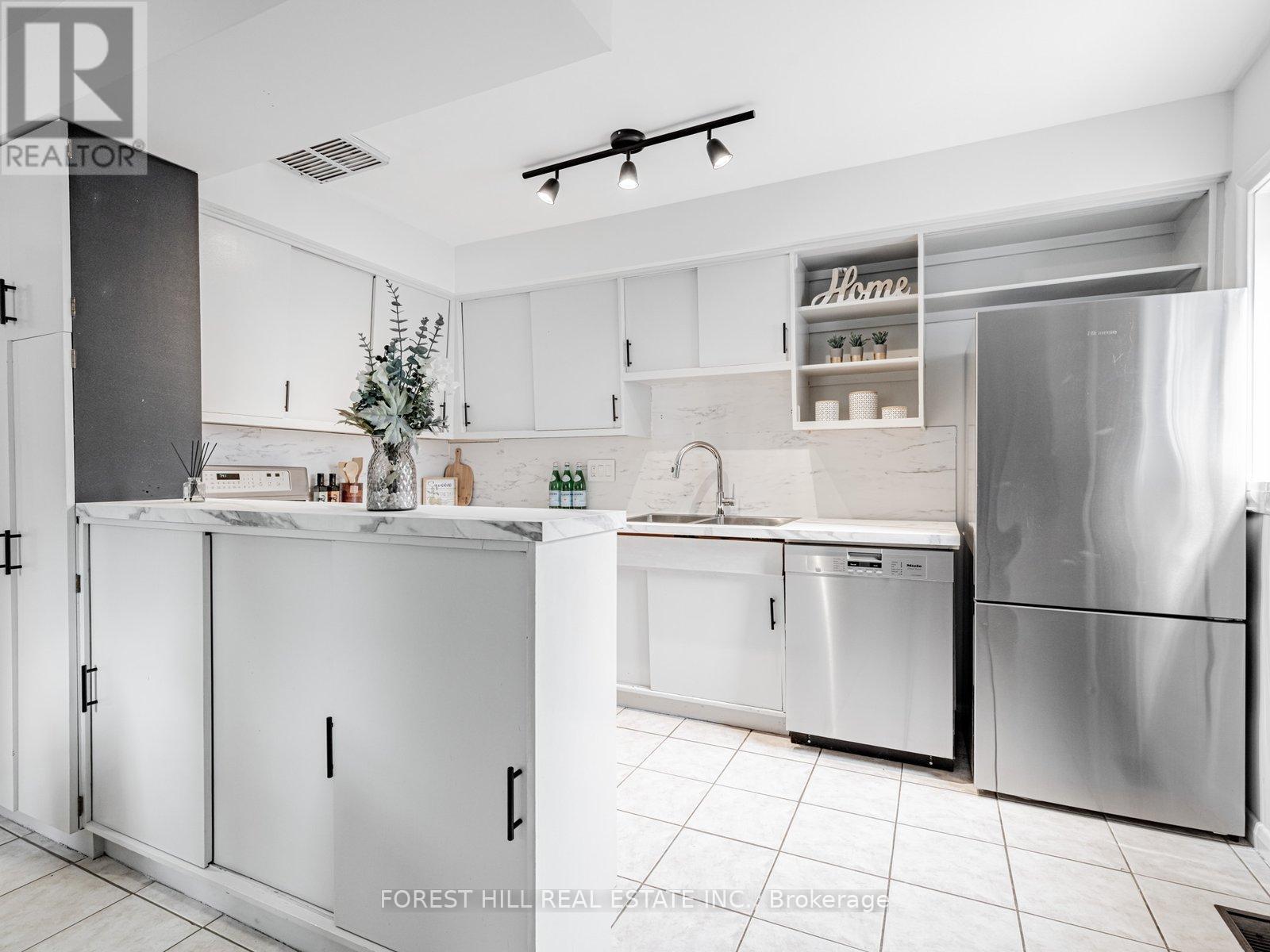Photo 17 of 37 Farmcote Road, Toronto ON