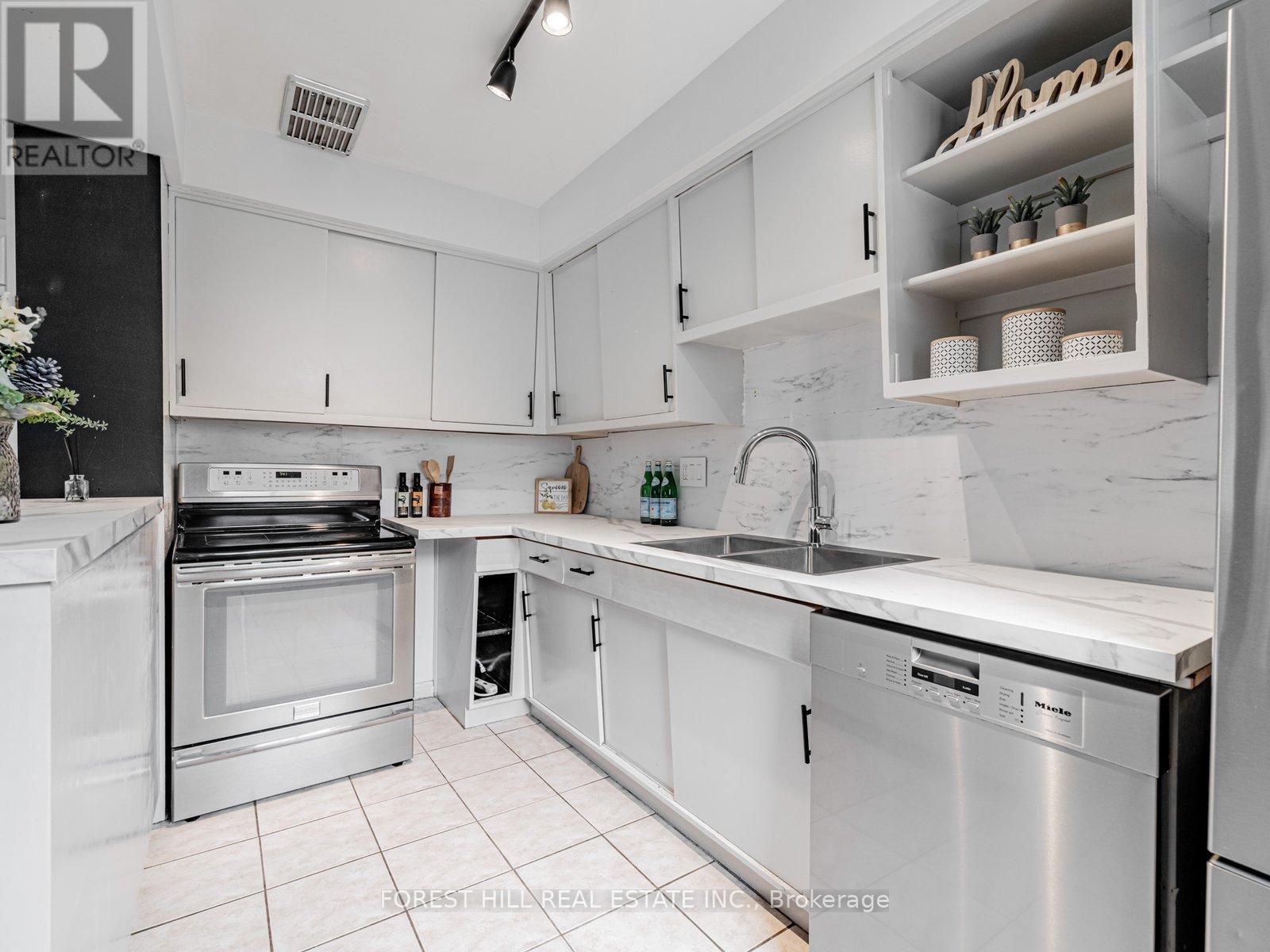 Photo 18 of 37 Farmcote Road, Toronto ON