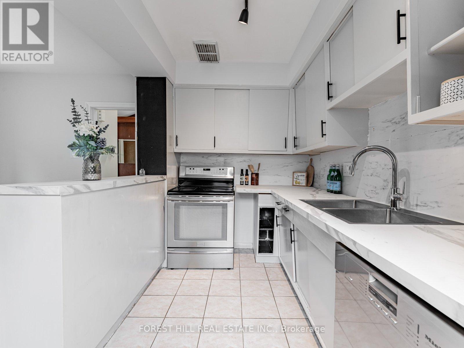Photo 19 of 37 Farmcote Road, Toronto ON
